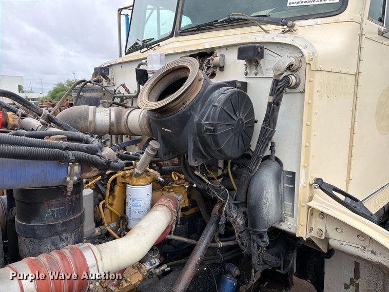 image for item FI2078 2001 Peterbilt 330 water truck