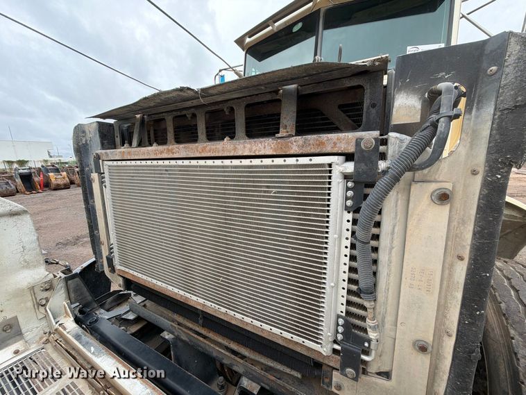 image for item FI2078 2001 Peterbilt 330 water truck