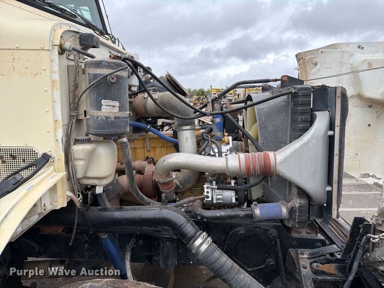 image for item FI2078 2001 Peterbilt 330 water truck