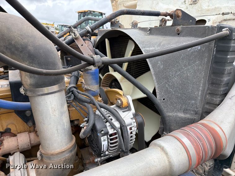 image for item FI2078 2001 Peterbilt 330 water truck