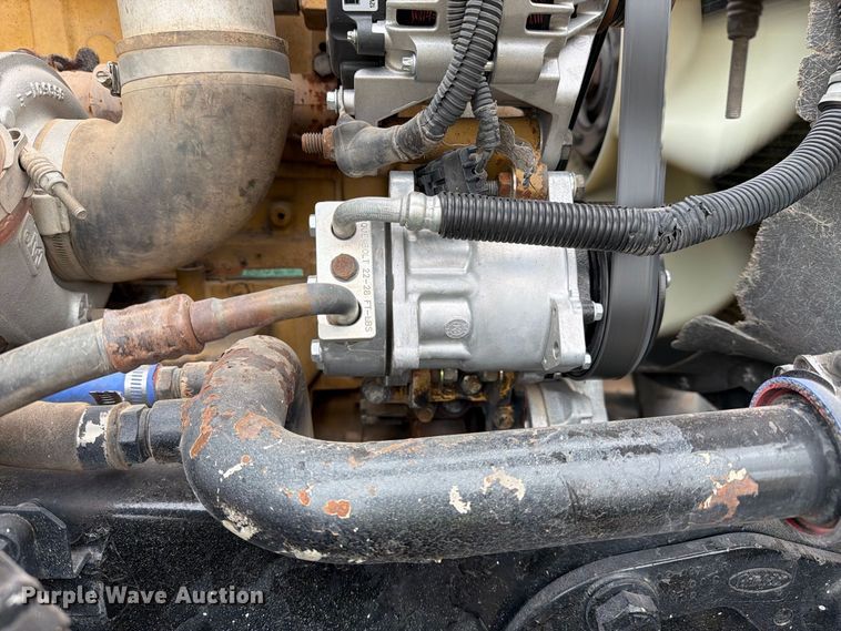 image for item FI2078 2001 Peterbilt 330 water truck