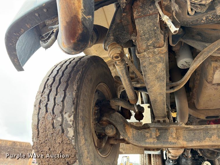 image for item FI2078 2001 Peterbilt 330 water truck