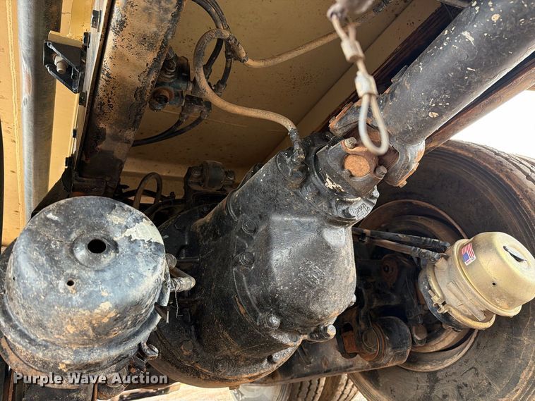 image for item FI2078 2001 Peterbilt 330 water truck
