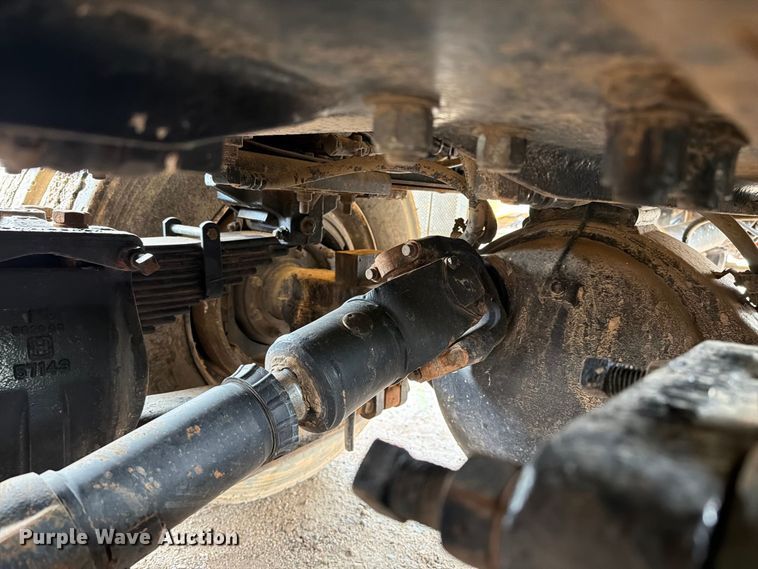 image for item FI2078 2001 Peterbilt 330 water truck