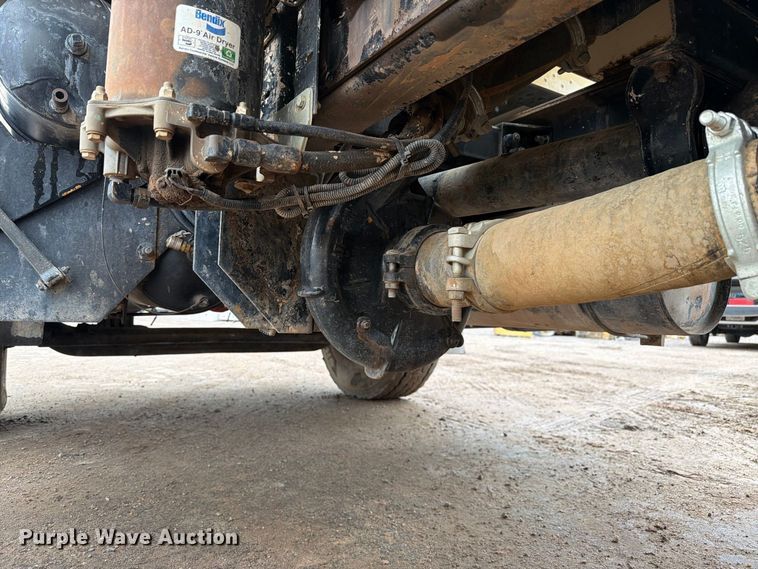 image for item FI2078 2001 Peterbilt 330 water truck