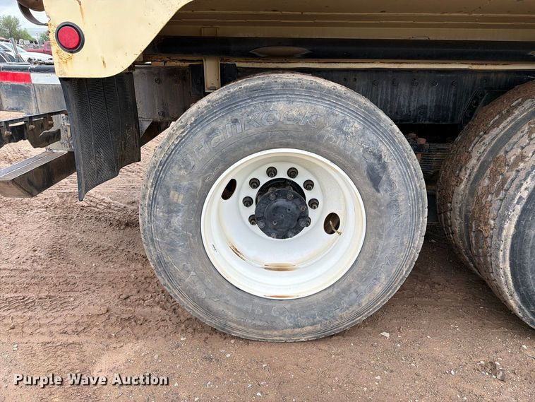 image for item FI2078 2001 Peterbilt 330 water truck