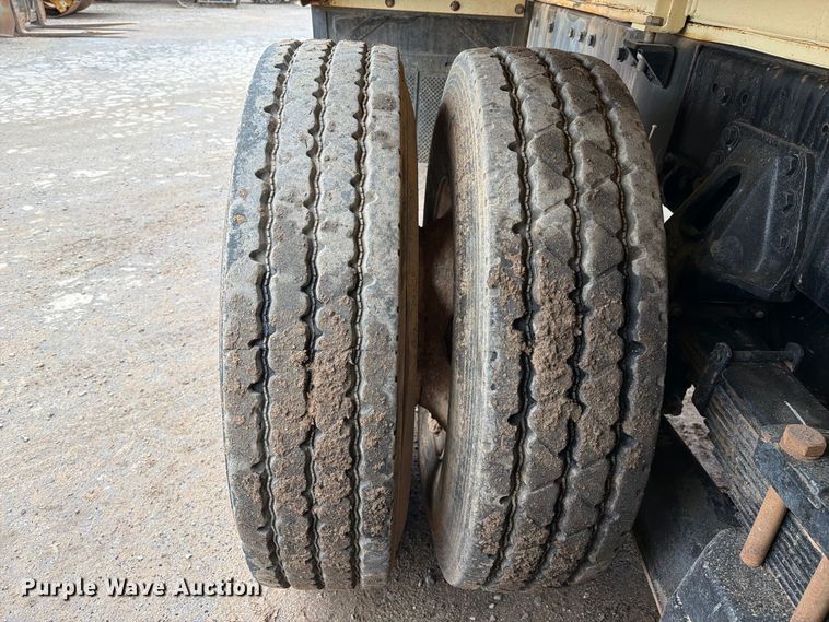 image for item FI2078 2001 Peterbilt 330 water truck