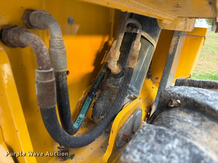 image for item FM6632 2015 Gehl V400 skid steer loader