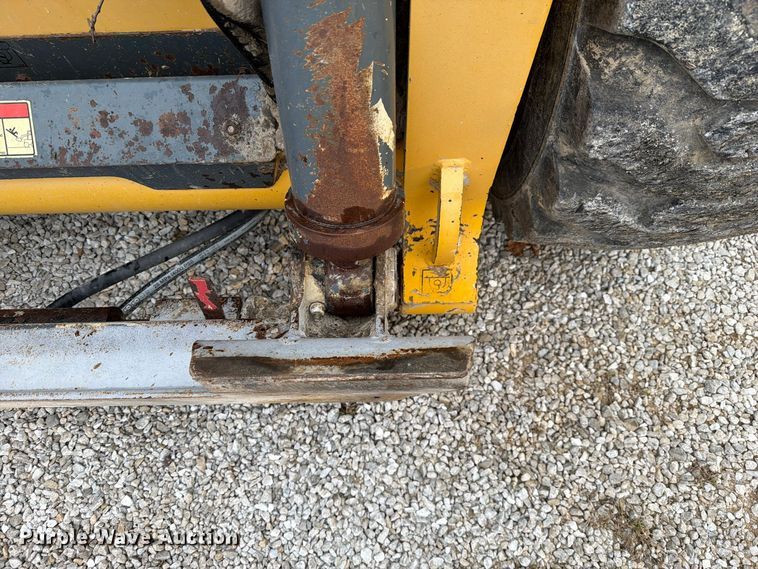 image for item FM6632 2015 Gehl V400 skid steer loader