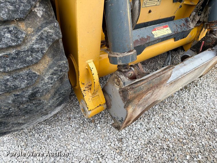 image for item FM6632 2015 Gehl V400 skid steer loader