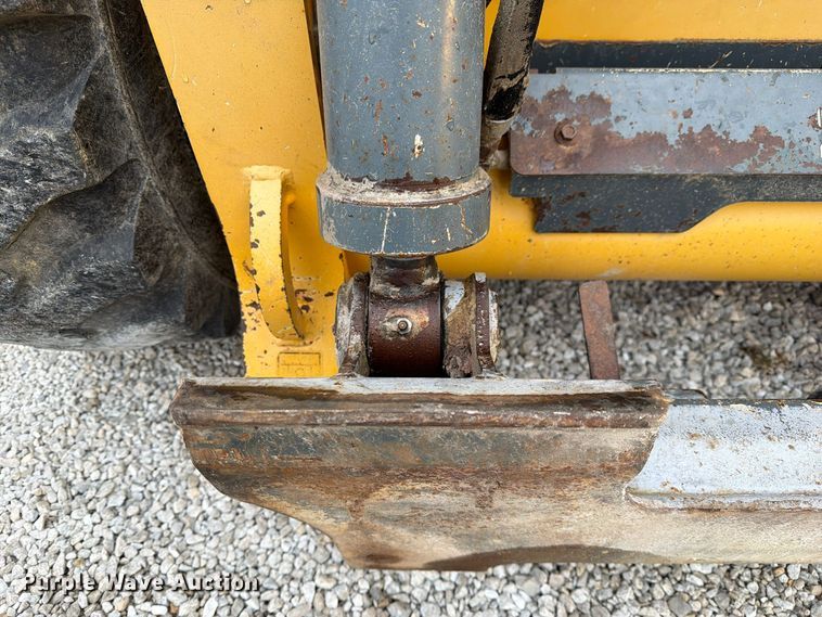 image for item FM6632 2015 Gehl V400 skid steer loader