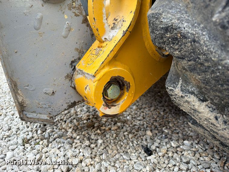 image for item FM6632 2015 Gehl V400 skid steer loader