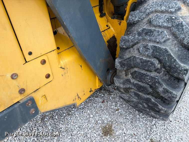 image for item FM6632 2015 Gehl V400 skid steer loader