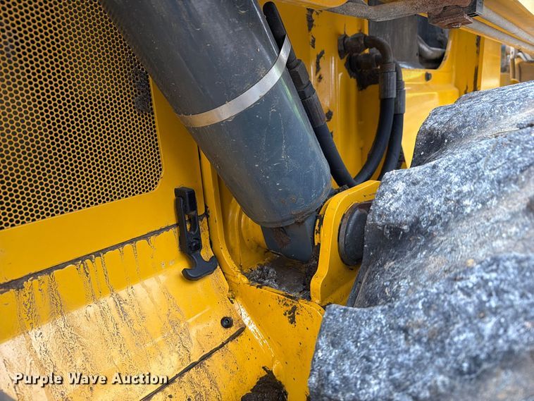 image for item FM6632 2015 Gehl V400 skid steer loader