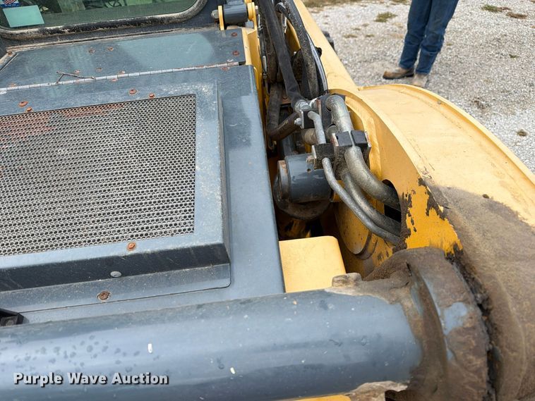 image for item FM6632 2015 Gehl V400 skid steer loader
