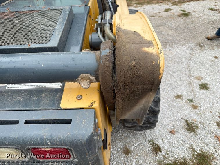 image for item FM6632 2015 Gehl V400 skid steer loader