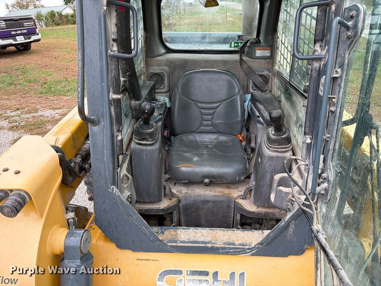 image for item FM6632 2015 Gehl V400 skid steer loader