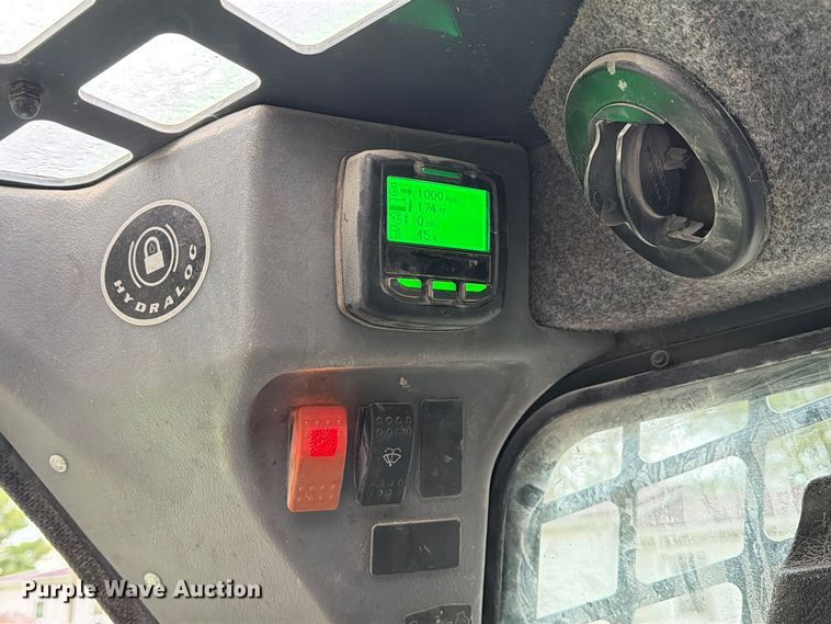 image for item FM6632 2015 Gehl V400 skid steer loader
