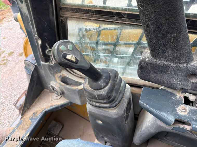 image for item FM6632 2015 Gehl V400 skid steer loader