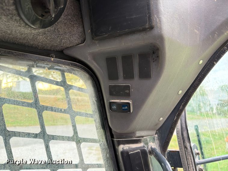 image for item FM6632 2015 Gehl V400 skid steer loader