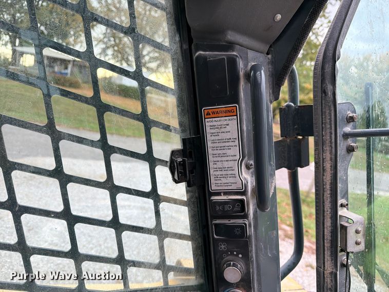 image for item FM6632 2015 Gehl V400 skid steer loader