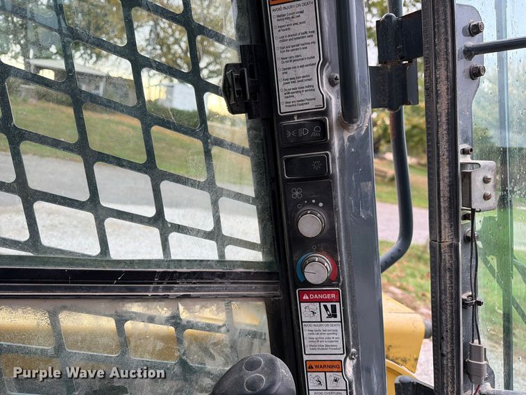 image for item FM6632 2015 Gehl V400 skid steer loader