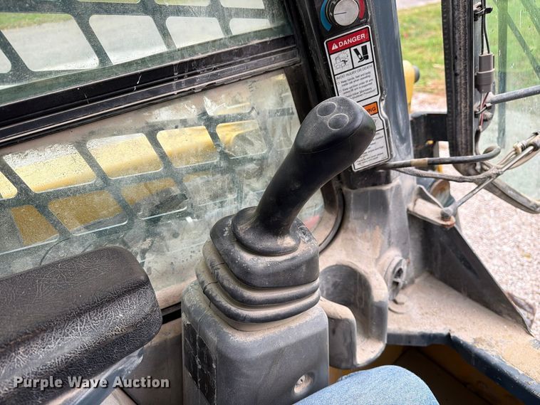 image for item FM6632 2015 Gehl V400 skid steer loader