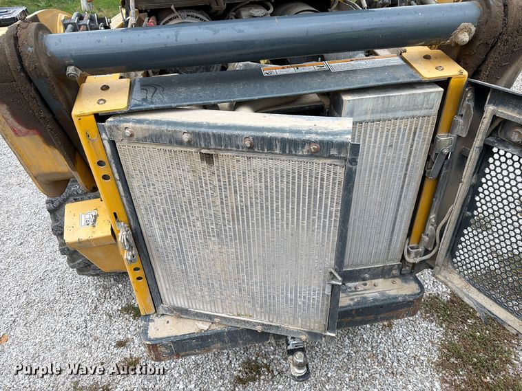 image for item FM6632 2015 Gehl V400 skid steer loader