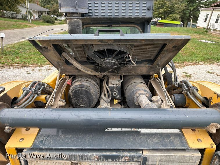 image for item FM6632 2015 Gehl V400 skid steer loader