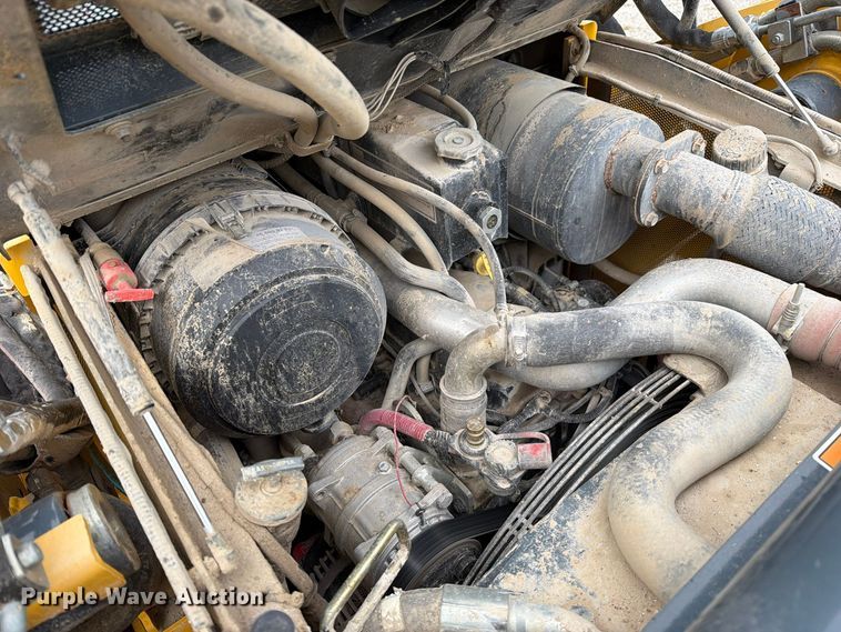 image for item FM6632 2015 Gehl V400 skid steer loader