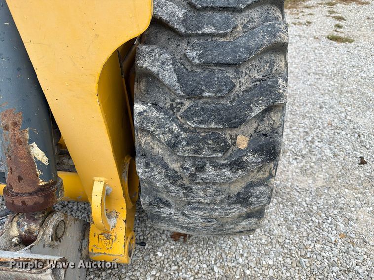 image for item FM6632 2015 Gehl V400 skid steer loader