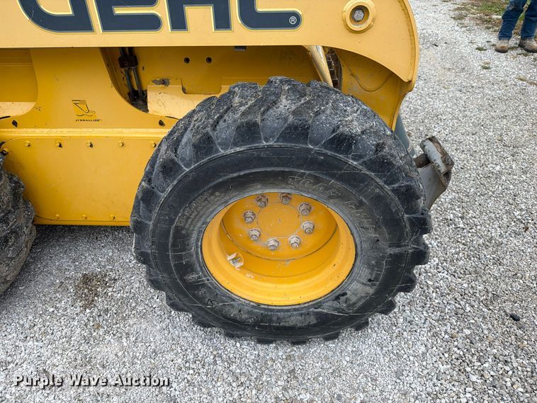 image for item FM6632 2015 Gehl V400 skid steer loader