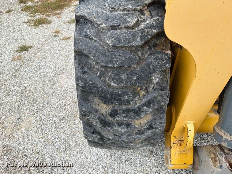 image for item FM6632 2015 Gehl V400 skid steer loader