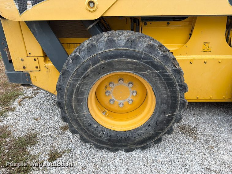 image for item FM6632 2015 Gehl V400 skid steer loader