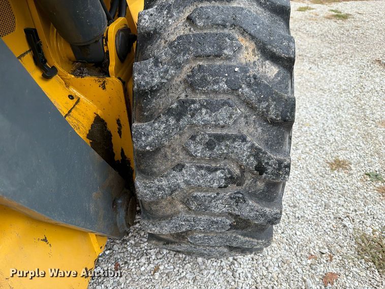image for item FM6632 2015 Gehl V400 skid steer loader