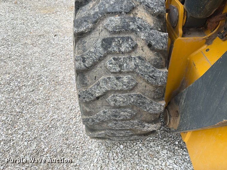 image for item FM6632 2015 Gehl V400 skid steer loader