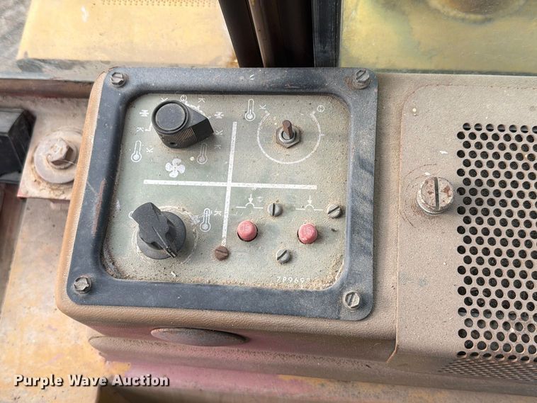 image for item FN1562 1984 Caterpillar 953 track loader