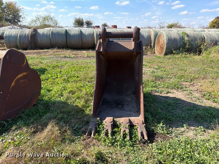 image for item FN5964 TAG JD 450D excavator bucket