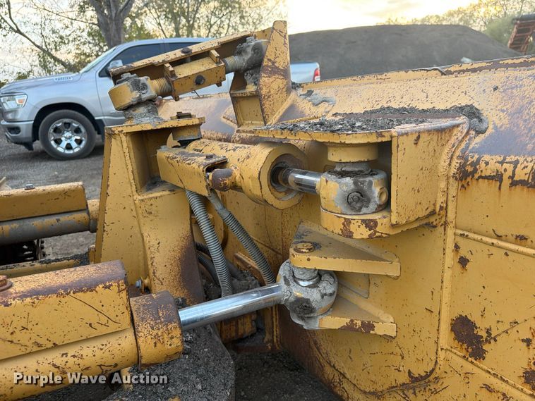 image for item FP4106 1999 Caterpillar D4C XL dozer