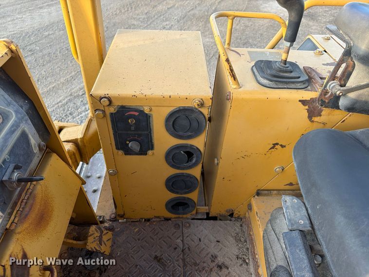 image for item FP4106 1999 Caterpillar D4C XL dozer