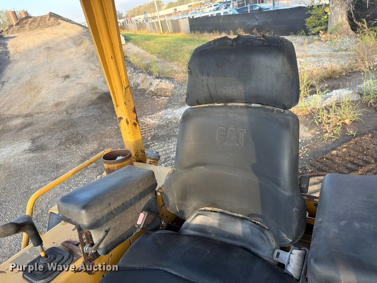image for item FP4106 1999 Caterpillar D4C XL dozer