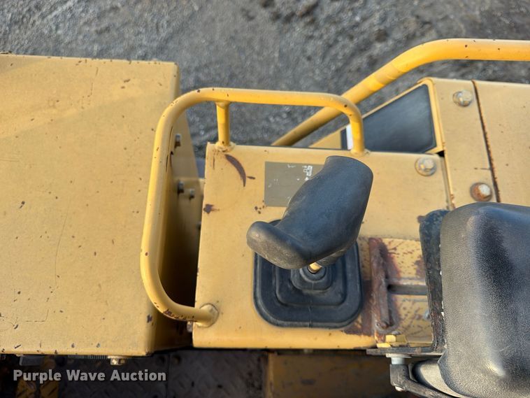 image for item FP4106 1999 Caterpillar D4C XL dozer