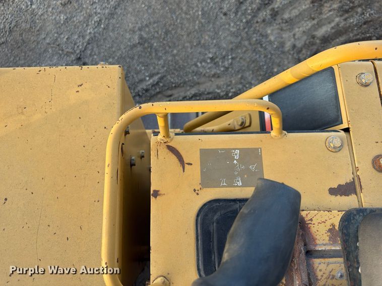 image for item FP4106 1999 Caterpillar D4C XL dozer