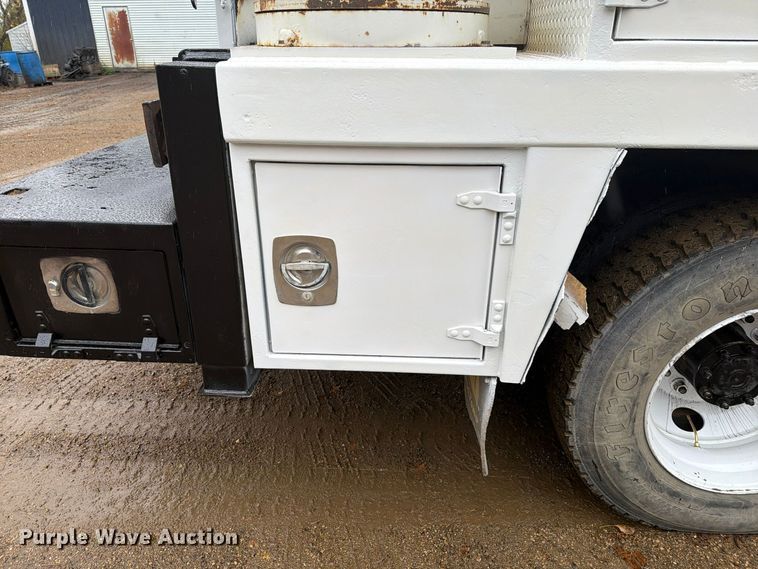 image for item FT7564 2000 Freightliner FL70 utility / service truck