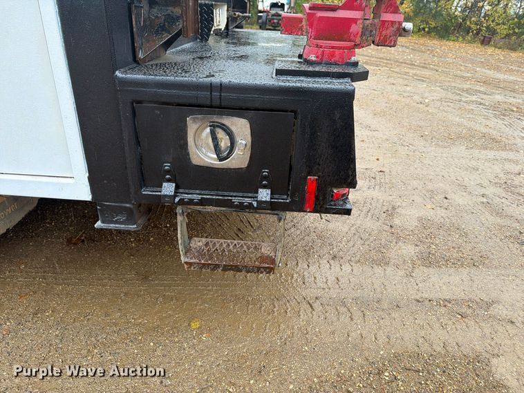 image for item FT7564 2000 Freightliner FL70 utility / service truck