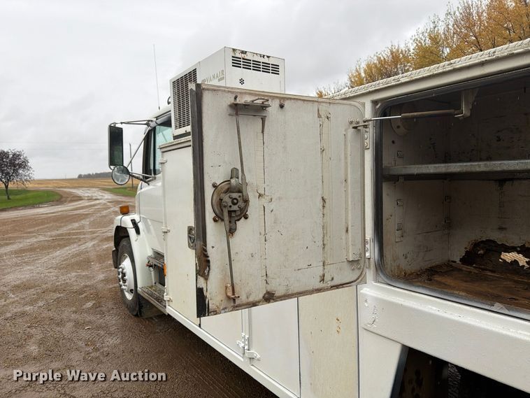 image for item FT7564 2000 Freightliner FL70 utility / service truck