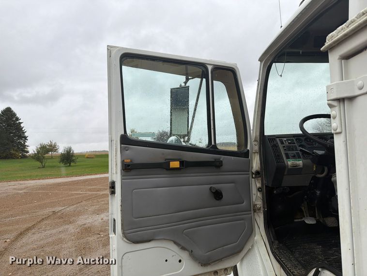 image for item FT7564 2000 Freightliner FL70 utility / service truck