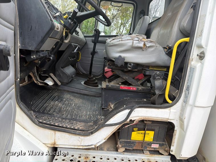 image for item FT7564 2000 Freightliner FL70 utility / service truck