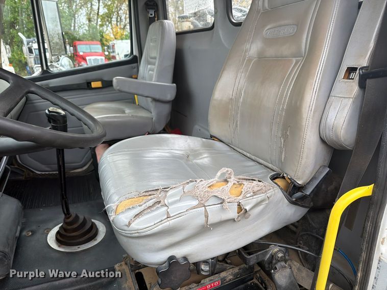 image for item FT7564 2000 Freightliner FL70 utility / service truck