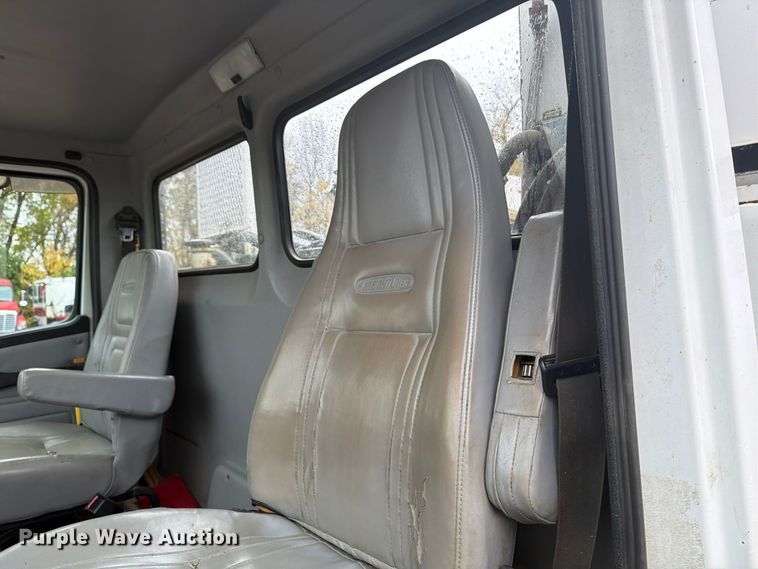 image for item FT7564 2000 Freightliner FL70 utility / service truck